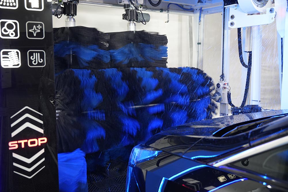 What Is The Best Type Of Automotiac Car Wash For A New Car? 2 Brushes for rolling cleaning on the car