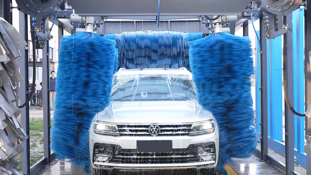 What Is The Best Type Of Automotiac Car Wash For A New Car? 3 Close-up of V-shaped brushes adjusting around a SUV’s