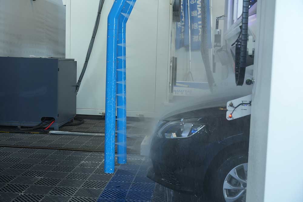 Dual-arm side wash targets wheel wells and lower panels