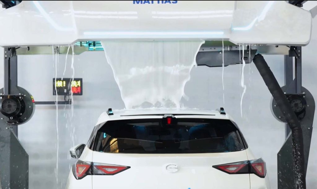 Mattias M-WS310 Touchless Car Wash: Safe, Profitable Solution for Auto Shops 2 Dynamic Foam Curtain Application