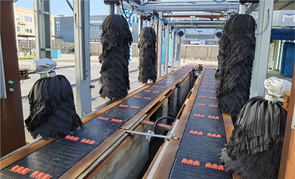 conveyor car wash with double belt