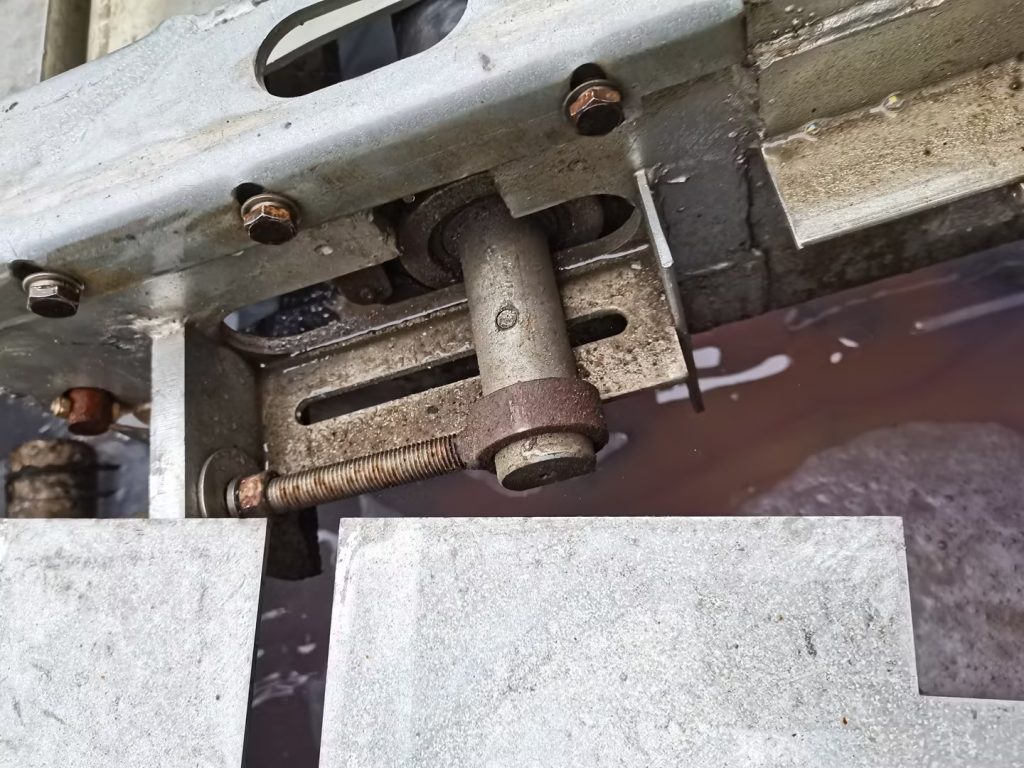 Car Wash Equipment Maintenance: The Key to Optimal Performance 1 Conveyor chain badly damaged